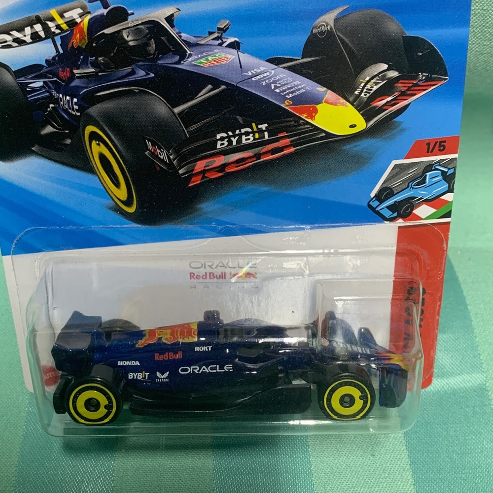 Hot Wheels Oracle Red Bull Racing Formula 1 Die-Cast Car blue - Picture 4 of 11